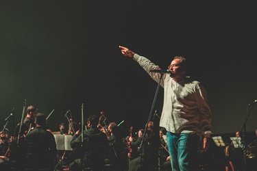 Diversão, cultura e rock: Manias Festival toma conta do Parque Ana Lídia entre 16 e 18 de maio