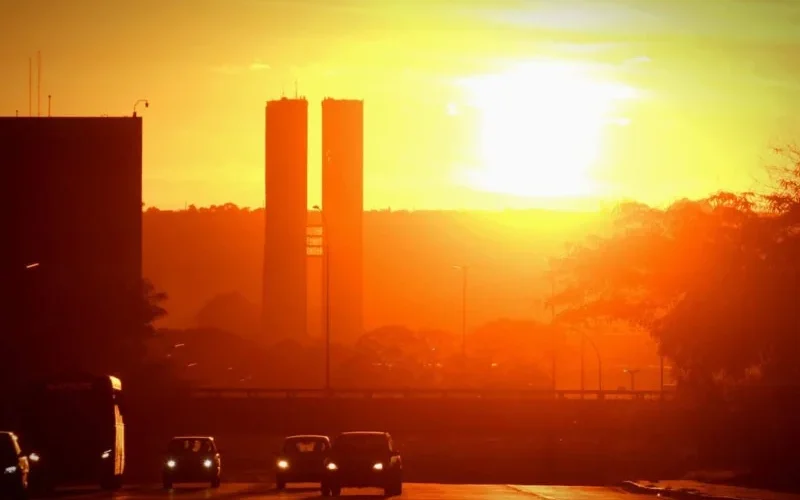 ☀️🔥 36,1°C E UMIDADE DE 14%: BRASÍLIA ENFRENTA CALOR EXTREMO E O ALERTA VAI ALÉM DO DESCONFORTO