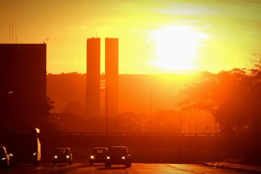 ☀️🔥 36,1°C E UMIDADE DE 14%: BRASÍLIA ENFRENTA CALOR EXTREMO E O ALERTA VAI ALÉM DO DESCONFORTO