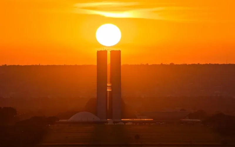 ☀️🔥 BRASÍLIA AINDA ESTÁ NO CALOR: QUANDO A ONDA DE CALOR TERMINA E COMO A CIDADE DEVE ENFRENTAR OS PRÓXIMOS DIAS?