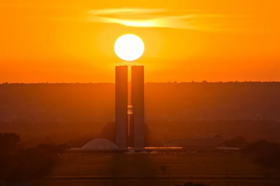 ☀️🔥 BRASÍLIA AINDA ESTÁ NO CALOR: QUANDO A ONDA DE CALOR TERMINA E COMO A CIDADE DEVE ENFRENTAR OS PRÓXIMOS DIAS?