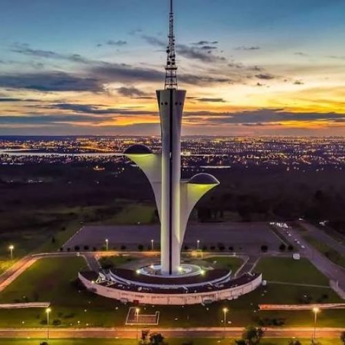 🏗️🌸 182 METROS DE CONCRETO, AÇO E GENIALIDADE: AS CURIOSIDADES POR TRÁS DA CONSTRUÇÃO DA TORRE DE TV DIGITAL DE BRASÍLIA