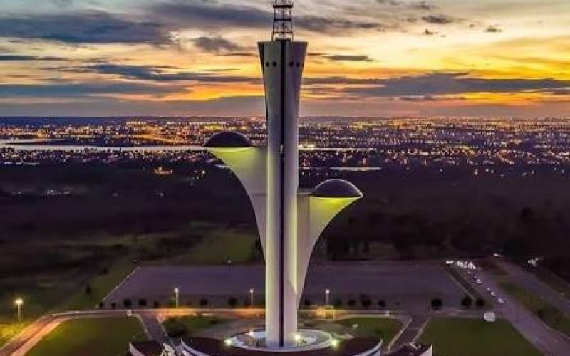 🏗️🌸 182 METROS DE CONCRETO, AÇO E GENIALIDADE: AS CURIOSIDADES POR TRÁS DA CONSTRUÇÃO DA TORRE DE TV DIGITAL DE BRASÍLIA