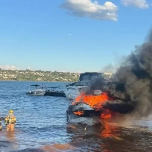 🔥🚤 LANCHA PEGA FOGO NO LAGO PARANOÁ E DEIXA 11 PESSOAS FERIDAS