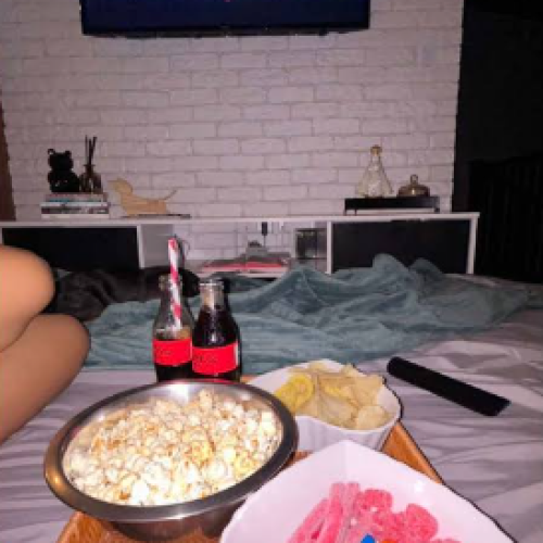 🍿🎬 SÁBADO À NOITE EM CASA? 10 FILMES E SÉRIES PARA ASSISTIR SOZINHO OU ACOMPANHADO